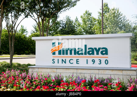Un logo segno al di fuori della sede dell Himalaya Herbal Healthcare di Sugar Land, Texas, il 27 maggio 2017. Foto Stock