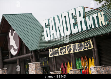 Un 'andando fuori di affari" banner in un Gander Mountain retail store in Houston, Texas, il 28 maggio 2017. Foto Stock
