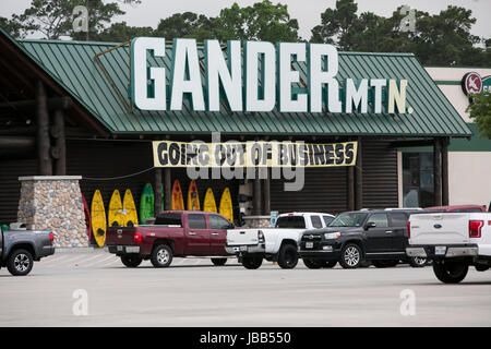 Un 'andando fuori di affari" banner in un Gander Mountain retail store in Houston, Texas, il 28 maggio 2017. Foto Stock