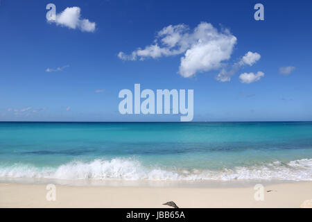 Sandstrand in der Karibik mit Meer, blauem Himmel und Wolken Foto Stock