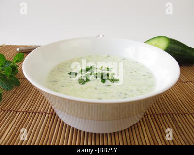 Fredda zuppa di cetriolo con la menta Foto Stock