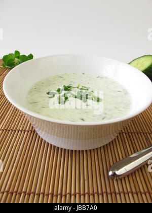 Fredda zuppa di cetriolo con la menta Foto Stock