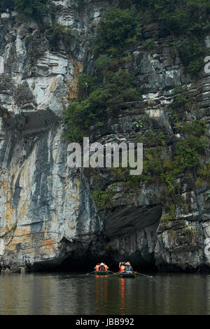 I turisti in viaggio in barca attraverso Trang Un grotte (Patrimonio Mondiale UNESCO Area), nei pressi di Ninh Binh, Vietnam Foto Stock