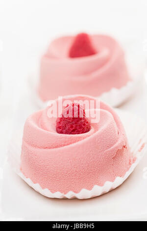 Primo piano di due rosa mousse di lamponi dessert Foto Stock