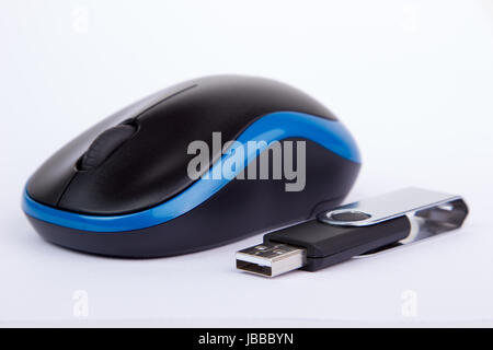 Bianco puro lo sfondo con il mouse del computer e chiavetta USB Foto Stock