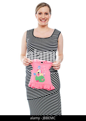 Giovane mamma che mostra rosa baby panno per fotocamera, isolato su bianco Foto Stock