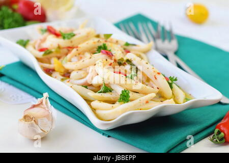 Calamari piccante con olio d'oliva, peperoncino, il succo di limone, peperoncino in polvere. Cibo sano concetto. Stile di vita mediterranea. Foto Stock