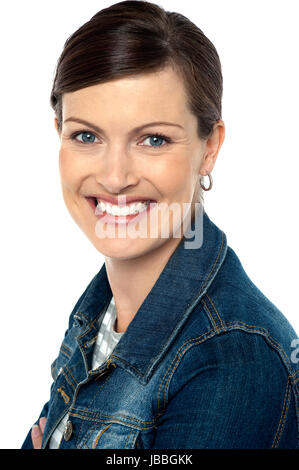 Closeup colpo di un attraente trendy giovane donna di lampeggiare un sorriso su sfondo bianco. Foto Stock