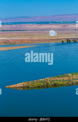 Nuclean vecchio edificio del reattore lungo il fiume Columbia in Hanford raggiungono monumento nazionale, Columbia River Basin, nello Stato di Washington, USA Foto Stock