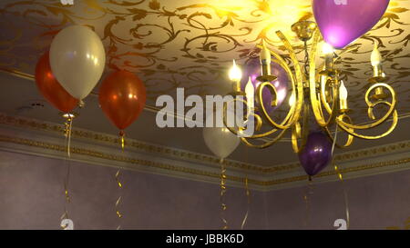 Bianco rosso e viola palloncini galleggiante sul soffitto. Foto Stock