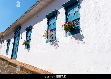 Il vecchio muro di casa su un bianco alcune finestre Foto Stock