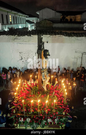 POPAYAN, Colombia - 5 aprile: una statua di Gesù è portato attraverso le strade di Popayan, Colombia durante una celebrazione di Pasqua il 5 aprile 2012 Foto Stock