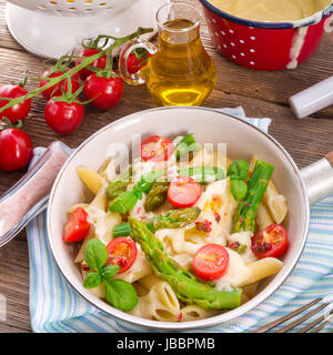 Tagliatelle con Asparagi in crema di salsa al formaggio Foto Stock