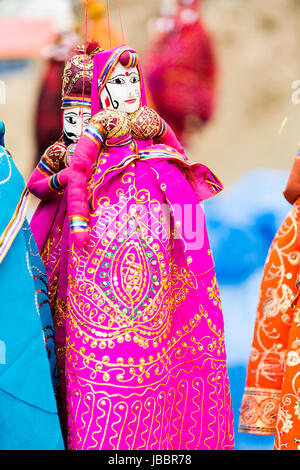 Appendere marionette kathputli vendere in fiera suraj kund Foto Stock