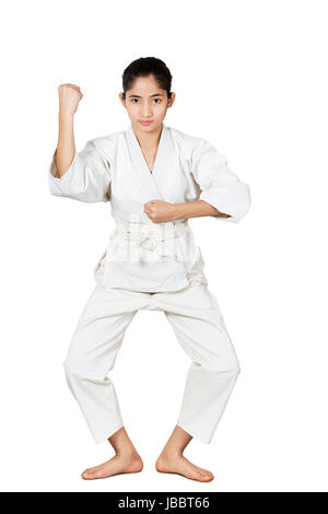 Il karate ragazza in kimono in posa in studio. sport, arti marziali. isolate su Foto Stock