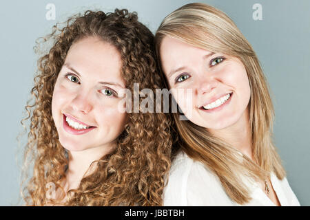 Ritratto di due belle giovani caucasici donne Foto Stock