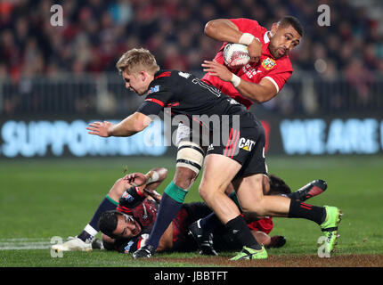 Inglesi e irlandesi dei Lions Faletau Taulupe viene affrontato durante il tour corrispondono all'AMI Stadium, Christchurch. Foto Stock