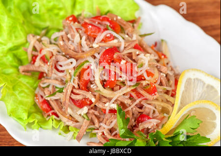 Insalata fresca con funchozy, la carne e le verdure Foto Stock