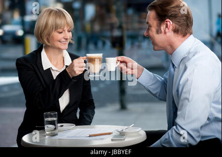 Nuovo partner aziendale la tostatura caffè al dopo la finalizzazione business deal Foto Stock