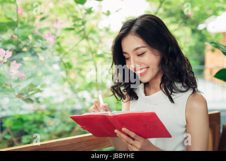 Autore, macchine da scrivere, giornalista. Intelligent donna seduta vicino alla finestra in coworking interno Foto Stock