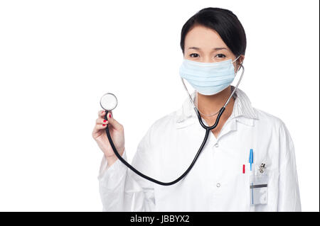 I giovani medici ed esperti in uniforme è pronta ad esaminare un paziente Foto Stock