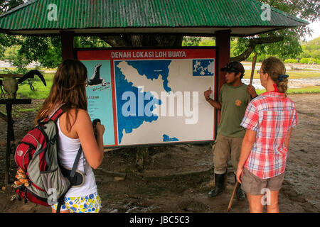 Parlando di guida ai turisti presso il centro visitatori sulla isola di Rinca, Parco Nazionale di Komodo, Indonesia. Nel 1991 il parco nazionale è stato dichiarato dall'UNESCO Giornate mondiali Foto Stock