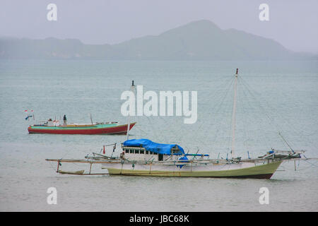 Outrigger tradizionale barca ancorata a Labuan Bajo città sull isola di Flores, Nusa Tenggara, Indonesia. L'economia locale in comune è centrata intorno a t Foto Stock