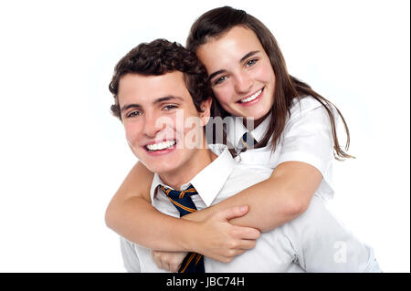 Oh! Sto avendo così divertente. Excited girl riding piggyback sul suo compagno di scuola Foto Stock