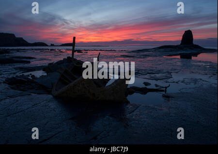 Un bellissimo tramonto sul relitto di Ammiraglio Von Tromp a Saltwick Bay, Whitby sulla North Yorkshire Coast Foto Stock