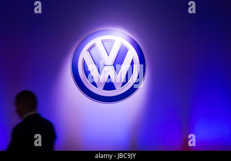 Wreschen, Polonia, VW logo per l apertura della fabbrica di VW Veicoli Commerciali Foto Stock