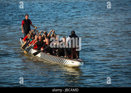 Leer, Germania, dragon boat sulla Leda Foto Stock