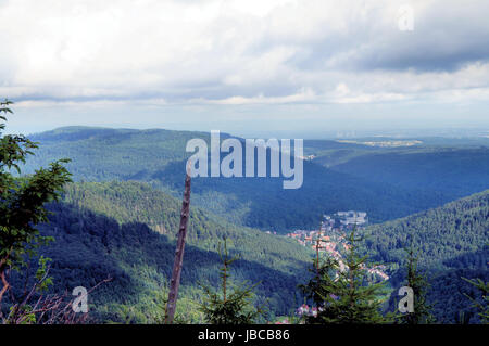 Blick auf den Nordschwarzwald in Deutschland; Berge, Täler und große Wälder, der Kurort Bad Herrenalb, idyllische Landschaft Vista del nord della Foresta Nera in Germania, montagne, valli e boschi di grandi dimensioni, la cittadina termale di Bad Herrenalb, idillico paesaggio Foto Stock