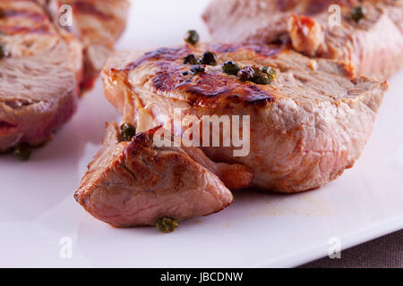 Carne arrosto in stretta fino oltre la piastra bianca Foto Stock