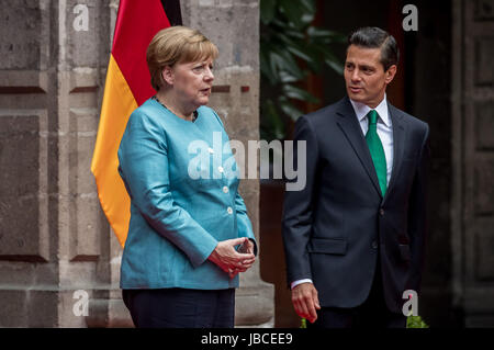 Città del Messico. 09 Giugno, 2017. Il Messico di Presidente Enrique Peña Nieto (R) riceve il Cancelliere tedesco Angela Merkel con gli onori militari presso il Palazzo Nazionale a Città del Messico, 09 giugno 2017. Merkel è su una visita di tre giorni in Argentina e in Messico. Foto: Michael Kappeler/dpa/Alamy Live News Foto Stock