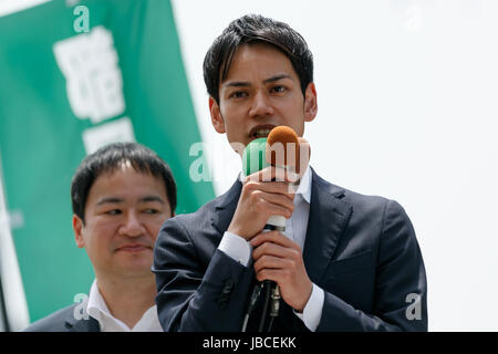 Tokyo, Giappone. Decimo Giugno, 2017. Candidato Keisho Taira, fa un discorso di strada mentre la campagna per la Tokyo Metropolitan elezioni gruppo esterno AEON Itabashi Shopping Center il 10 giugno 2017, Tokyo, Giappone. Koike è apparso a suo sostegno del partito candidati, Keisho Taira e Fumiko Kinoshita, città per le elezioni che si terranno il 2 luglio. Credito: Rodrigo Reyes Marin/AFLO/Alamy Live News Foto Stock