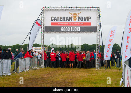 Blairgowrie, Perthshire, Scotland, Regno Unito. Decimo Giugno, 2017. Walkers a sttart del 2017 Cateran Yomp, un ente di beneficenza a piedi il supporto ABF soldato carità &COPY; Credito: Cameron Cormack/Alamy Live News Foto Stock