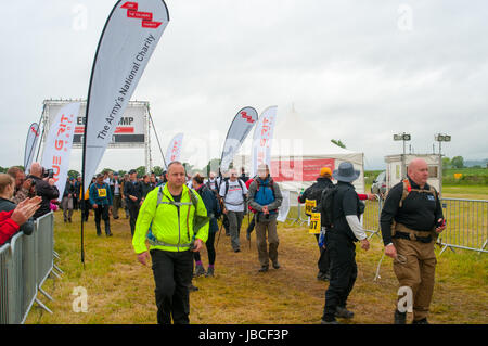 Blairgowrie, Perthshire, Scotland, Regno Unito. Decimo Giugno, 2017. Walkers a sttart del 2017 Cateran Yomp, un ente di beneficenza a piedi il supporto ABF soldato carità &COPY; Credito: Cameron Cormack/Alamy Live News Foto Stock