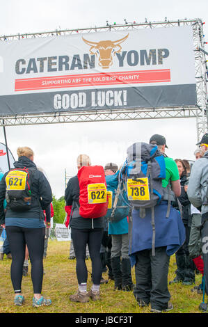 Blairgowrie, Perthshire, Scotland, Regno Unito. Decimo Giugno, 2017. Walkers a sttart del 2017 Cateran Yomp, un ente di beneficenza a piedi il supporto ABF soldato carità &COPY; Credito: Cameron Cormack/Alamy Live News Foto Stock