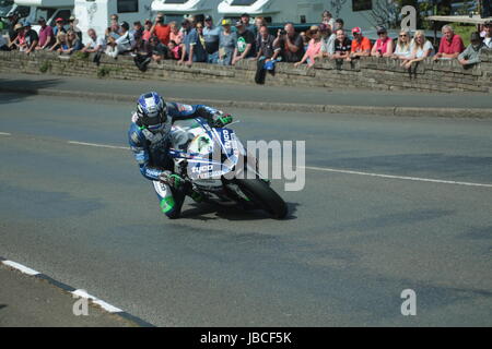 Isola di Man, Isole britanniche (UK). Il 9 giugno, 2017. Fan, numero 4, Ian Hutchinson sul suo Tyco BMW a Cruickshank's Corner, Ramsey, Isola di Man. "Hutchy' è stato trasferito in aereo a hoispital dopo aver sofferto di un femore fratturato quando si è schiantato il suo moto presso la ventisettesima pietra miliare sulla strada di montagna sul giro di gara. La gara è stata contrassegnata in rosso e riavviato su quattro giri a ore 17.15. Pokerstars Senior TT race. (Dettagliate informazioni sui concorrenti: https://www.iomtt.com/TT-Database.aspx) Credito: Louisa Jane Bawden/Alamy Live News. Foto Stock