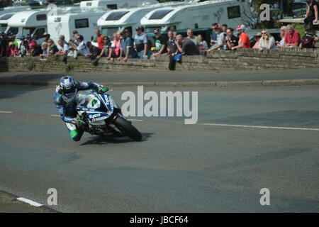 Isola di Man, Isole britanniche (UK). Il 9 giugno, 2017. Fan, numero 4, Ian Hutchinson sul suo Tyco BMW a Cruickshank's Corner, Ramsey, Isola di Man. "Hutchy' è stato trasferito in aereo a hoispital dopo aver sofferto di un femore fratturato quando si è schiantato il suo moto presso la ventisettesima pietra miliare sulla strada di montagna sul giro di gara. La gara è stata contrassegnata in rosso e riavviato su quattro giri a ore 17.15. Pokerstars Senior TT race. (Dettagliate informazioni sui concorrenti: https://www.iomtt.com/TT-Database.aspx) Credito: Louisa Jane Bawden/Alamy Live News. Foto Stock