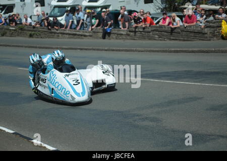 Isola di Man, Isole britanniche (UK). Il 9 giugno, 2017. I preferiti dai fan, numero 3 John Holden e Lee Caino (Honda / Ingegneria di silicone/Barnes Racing) a Cruickshank's Corner, Ramsey, Isola di Man, UK. John Holden e Lee è arrivato secondo in una gara molto combattuta. (Dettagliate informazioni sui concorrenti: https://www.iomtt.com/TT-Database.aspx) Credito: Louisa Jane Bawden/Alamy Live News. Foto Stock