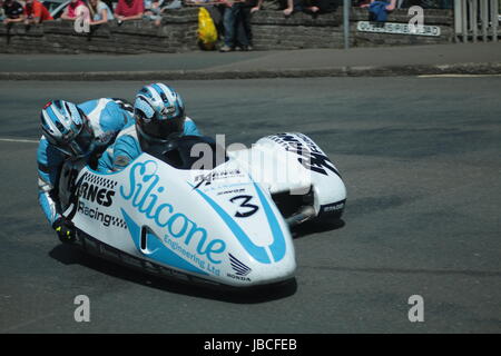 Isola di Man, Isole britanniche (UK). Il 9 giugno, 2017. I preferiti dai fan, numero 3 John Holden e Lee Caino (Honda / Ingegneria di silicone/Barnes Racing) a Cruickshank's Corner, Ramsey, Isola di Man, UK. John Holden e Lee è arrivato secondo in una gara molto combattuta. (Dettagliate informazioni sui concorrenti: https://www.iomtt.com/TT-Database.aspx) Credito: Louisa Jane Bawden/Alamy Live News. Foto Stock