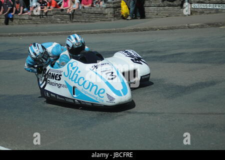 Isola di Man, Isole britanniche (UK). Il 9 giugno, 2017. I preferiti dai fan, numero 3 John Holden e Lee Caino (Honda / Ingegneria di silicone/Barnes Racing) a Cruickshank's Corner, Ramsey, Isola di Man, UK. John Holden e Lee è arrivato secondo in una gara molto combattuta. (Dettagliate informazioni sui concorrenti: https://www.iomtt.com/TT-Database.aspx) Credito: Louisa Jane Bawden/Alamy Live News. Foto Stock