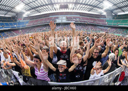 Milano, Italia. 09 Giugno, 2017. L'Italiano folk-rock cantautore e scrittore Davide Van De Sfroos esegue per la prima volta dal vivo sul palco allo Stadio San Siro Credito: Rodolfo Sassano/Alamy Live News Foto Stock