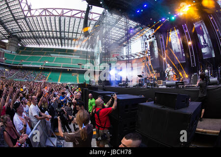 Milano, Italia. 09 Giugno, 2017. L'Italiano folk-rock cantautore e scrittore Davide Van De Sfroos esegue per la prima volta dal vivo sul palco allo Stadio San Siro Credito: Rodolfo Sassano/Alamy Live News Foto Stock