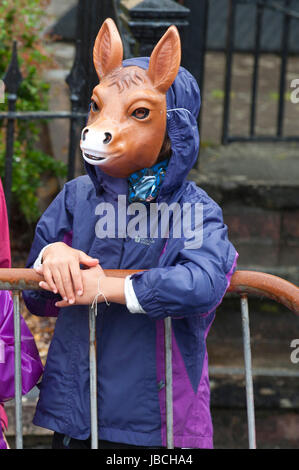 Hotel a Llanwrtyd Wells, Regno Unito. Il 10 giugno 2017. Un bambino indossa una maschera di cavallo. Giorno di pioggia per i concorrenti nell'uomo V maratona a cavallo. Guide & Horses competere in circa 35 km MAN V maratona di cavallo più robusto terreno gallese. L'evento è sponsorizzato da tutta la terra e di alimenti è stato concepito nel 1980 dal locatore Gordon Green dopo overhearing un pub dibattito nel Neuadd Arms, Llanwrtyd Wells, circa il fatto se un uomo era pari a horse running cross country sulla distanza. Credito: Graham M. Lawrence/Alamy Live News Foto Stock