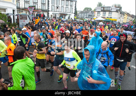 Hotel a Llanwrtyd Wells, Regno Unito. Il 10 giugno 2017. Guide di scorrimento impostata su off la maratona. Giorno di pioggia per i concorrenti nell'uomo V maratona a cavallo. Guide & Horses competere in circa 35 km MAN V maratona di cavallo più robusto terreno gallese. L'evento è sponsorizzato da tutta la terra e di alimenti è stato concepito nel 1980 dal locatore Gordon Green dopo overhearing un pub dibattito nel Neuadd Arms, Llanwrtyd Wells, circa il fatto se un uomo era pari a horse running cross country sulla distanza. Credito: Graham M. Lawrence/Alamy Live News Foto Stock