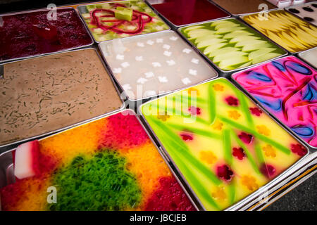 Kuala Lumpur, Malesia. Decimo Giugno, 2017. Un aborigeno all'Bangsar Ramadan bazar del cibo sul decimo giugno a Kuala Lumpur. Una bancarella vendendo vari gelatina colorata dessert al bazar del cibo. © Danny Chan/Alamy Live News. Foto Stock