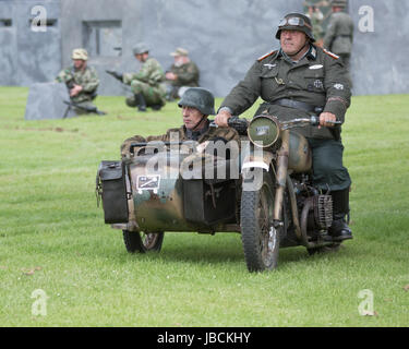 Wicksteed Park, Regno Unito. Il 10 giugno 2017. Reenactors vestito come alleati e le forze dell'asse fase una guerra mondiale 2 stile battaglia presso il parco del popolare Wicksteed in caso di guerra. Credito: Andrew Plummer/Alamy Live News Foto Stock