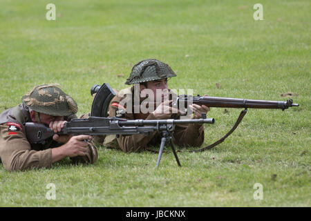 Wicksteed Park, Regno Unito. Il 10 giugno 2017. Reenactors vestito come alleati e le forze dell'asse fase una guerra mondiale 2 stile battaglia presso il parco del popolare Wicksteed in caso di guerra. Credito: Andrew Plummer/Alamy Live News Foto Stock